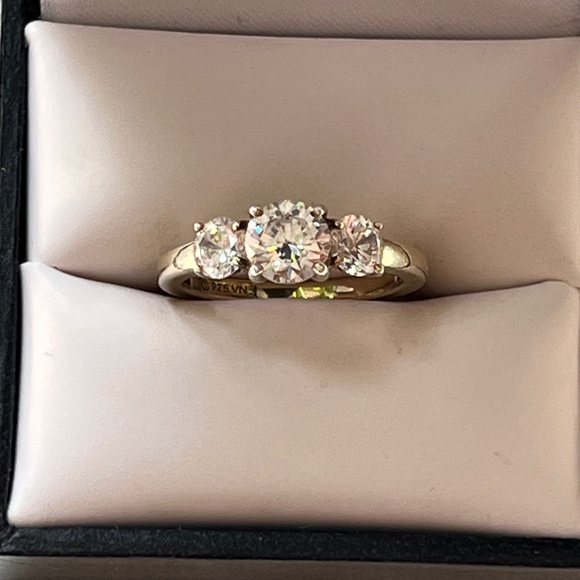 Sterling silver & cubic zirconia ring, size 7. - Picture 4 of 12